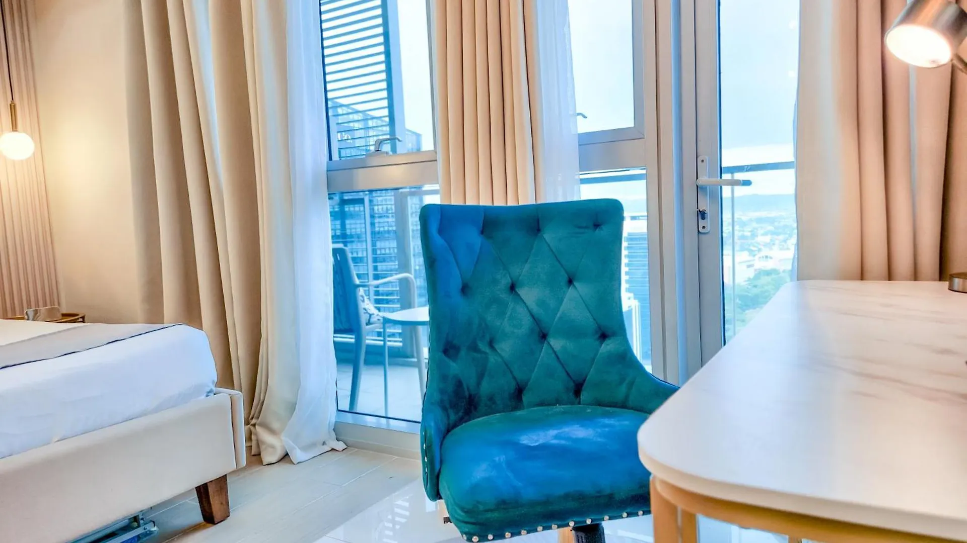 Luxestaysmnl Parisian Charm 1Br Suite Pool Gym 400Mbps Wifi Netflix Amazing City View Taguig