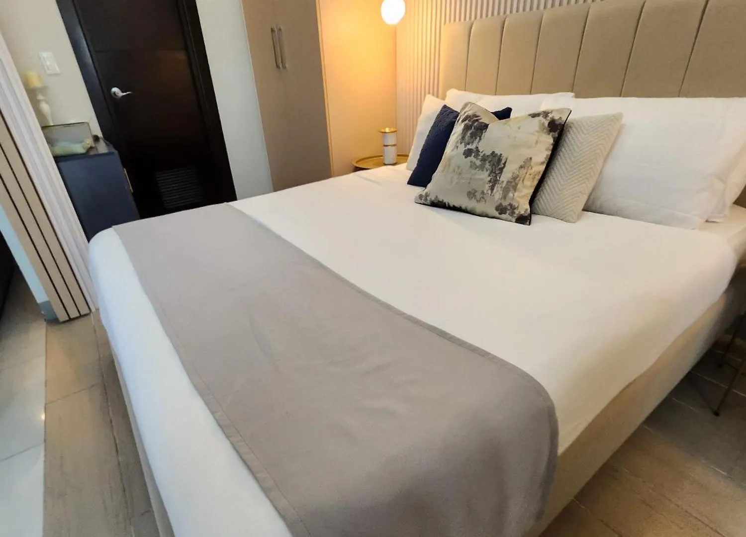 Luxestaysmnl Parisian Charm 1Br Suite Pool Gym 400Mbps Wifi Netflix Amazing City View Taguig