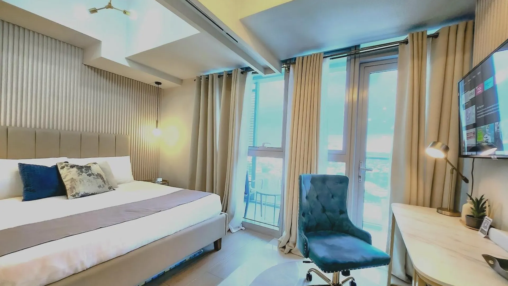 Luxestaysmnl Parisian Charm 1Br Suite Pool Gym 400Mbps Wifi Netflix Amazing City View Taguig Φιλιππίνες