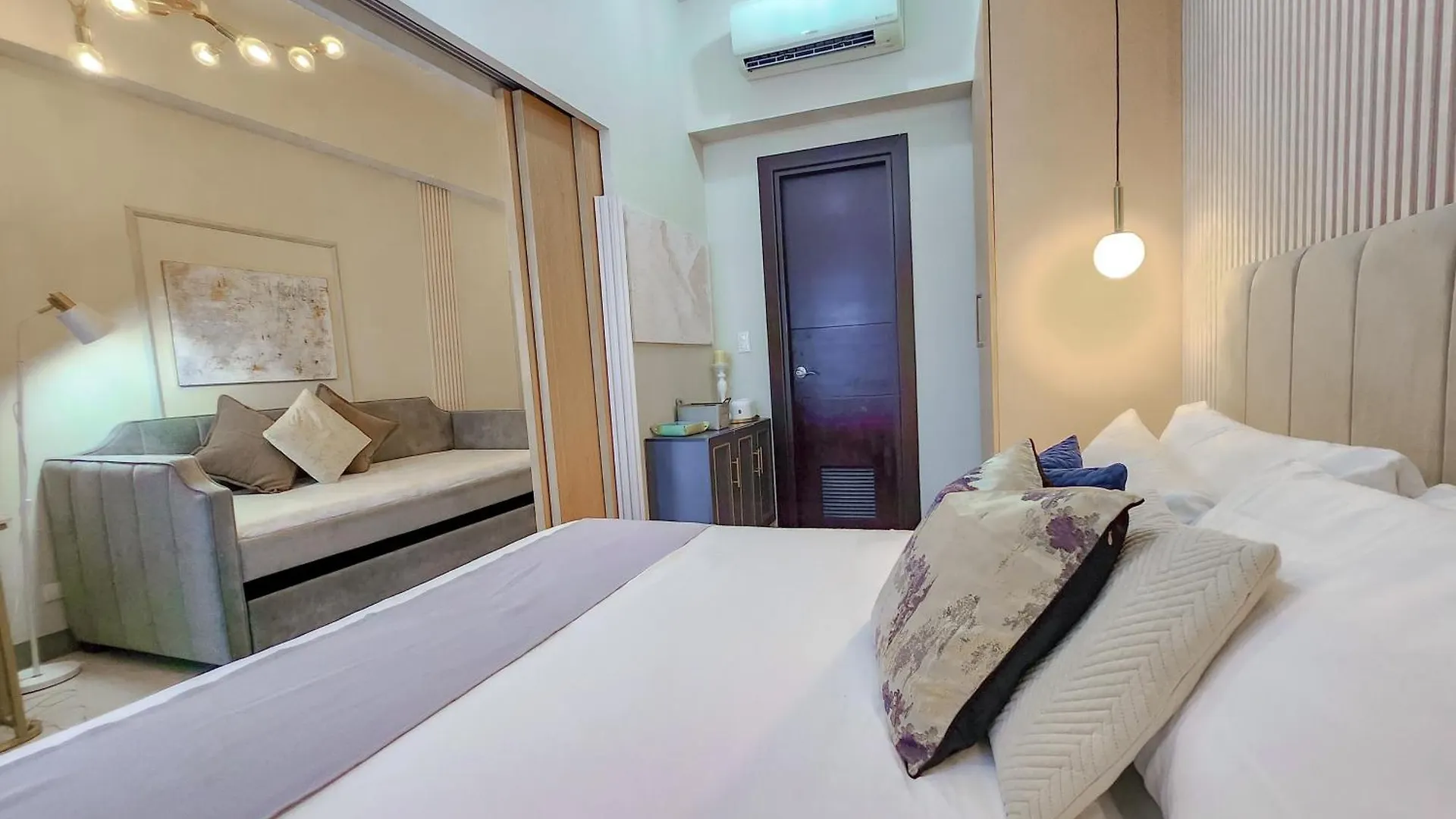 Luxestaysmnl Parisian Charm 1Br Suite Pool Gym 400Mbps Wifi Netflix Amazing City View Taguig 0*,