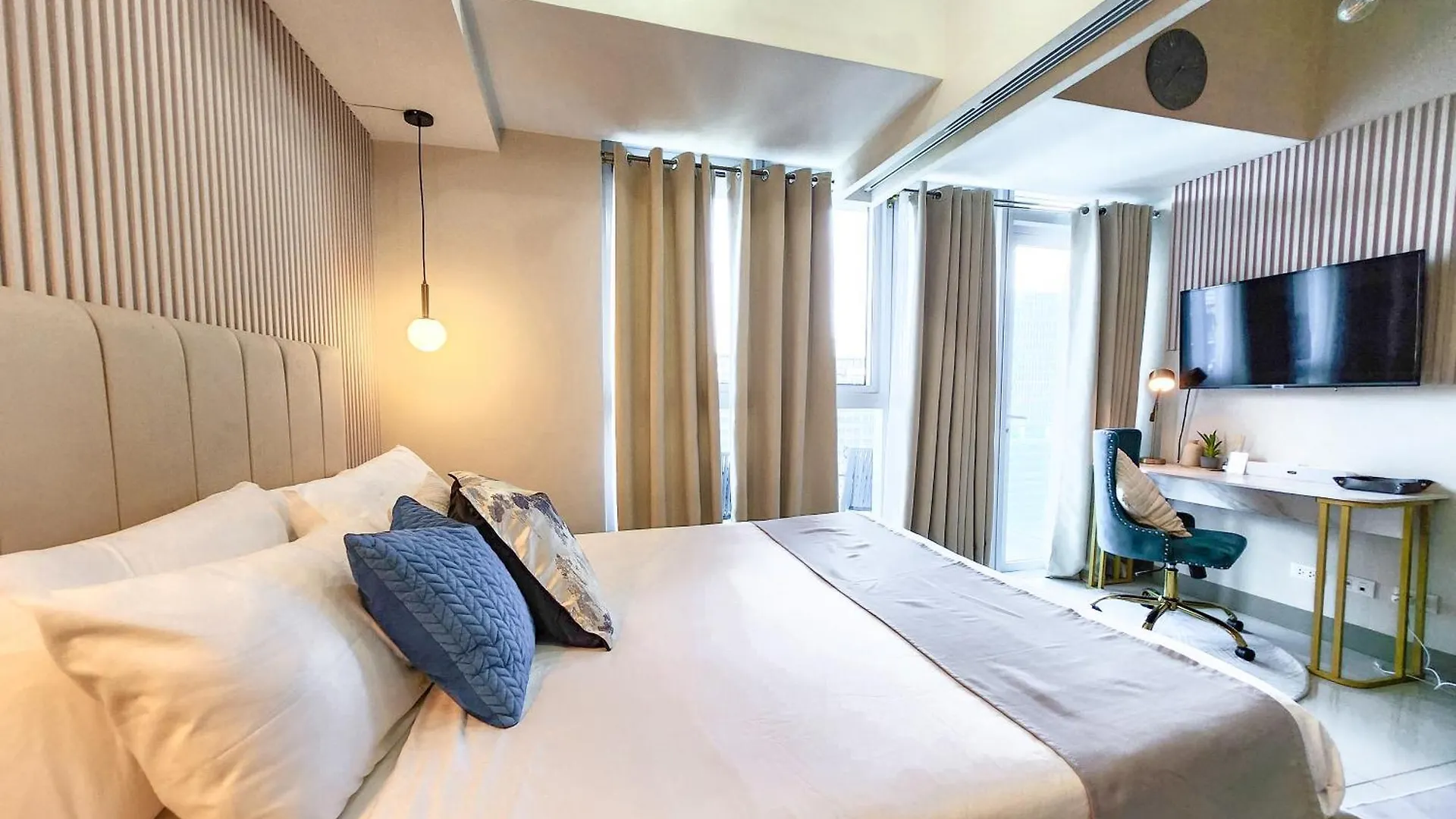 Luxestaysmnl Parisian Charm 1Br Suite Pool Gym 400Mbps Wifi Netflix Amazing City View Taguig 0*,  Φιλιππίνες