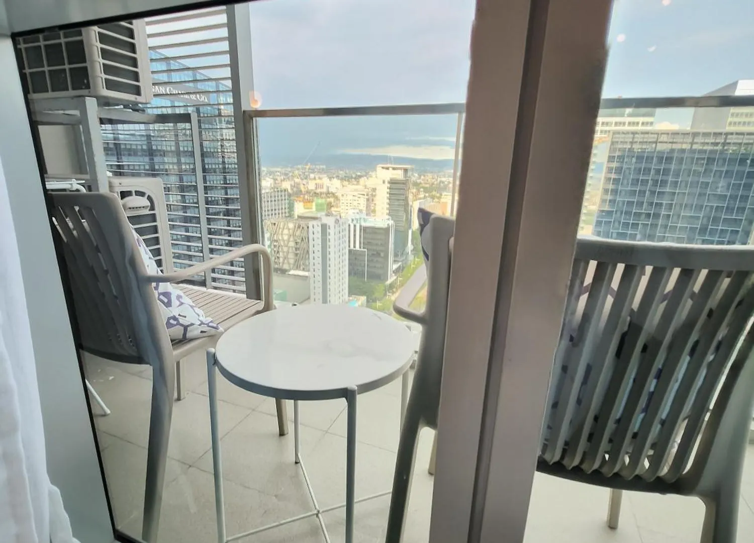 Luxestaysmnl Parisian Charm 1Br Suite Pool Gym 400Mbps Wifi Netflix Amazing City View Taguig